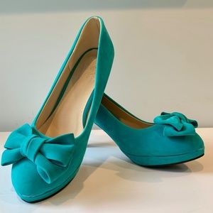 Blue pumps
